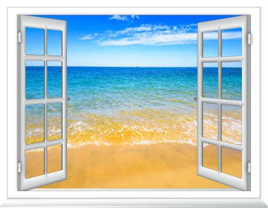 Güneşli yaz gününün penceresinden deniz manzarası