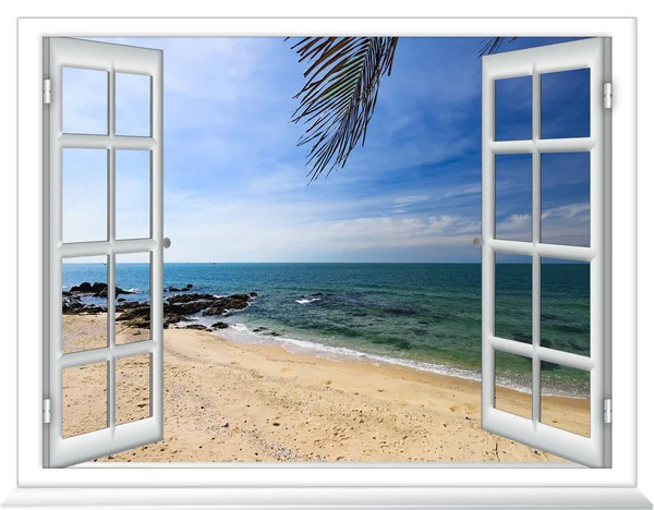 夏の晴れた日の島の窓からの海の景色 — ストック写真