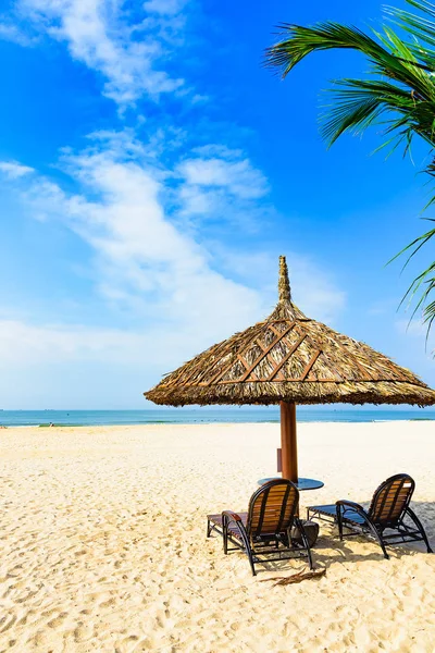 Grupp Däck Stolar Ett Parasoll Sandstrand Havet Tropiska Solig Dag — Stockfoto