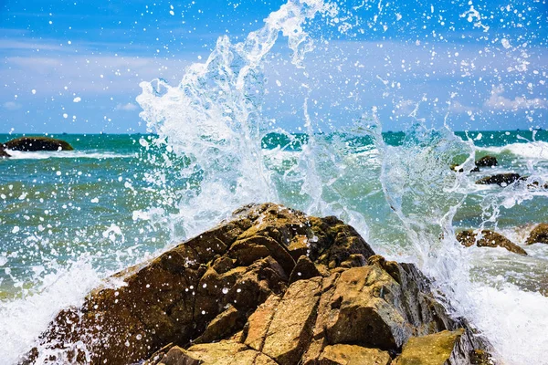 Bir Bulut Ile Mavi Gökyüzüne Karşı Deniz Kayalık Kıyı Şeridi — Stok fotoğraf