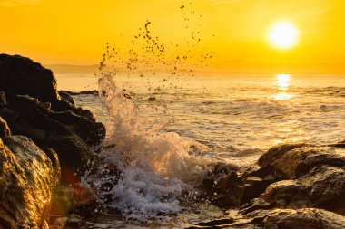 sabah şafak deniz kıyısı dalgalar kazasında kayalara su güneş karşı karşı