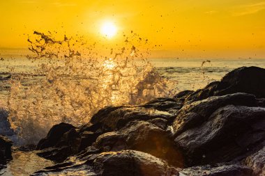 sabah şafak deniz kıyısı dalgalar kazasında kayalara su güneş karşı karşı