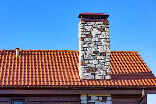 Komin Dachu Domu Przed Błękitnym Niebem — Zdjęcie stockowe