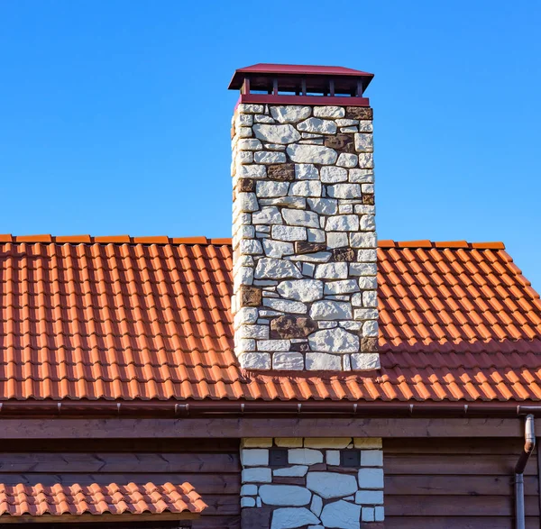 Schornstein Auf Dem Dach Des Hauses Gegen Den Blauen Himmel — Stockfoto