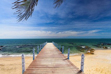 Tahta batarya köprüsü denizin engin boşluğuna çıkar.