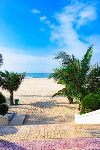 Località Balneare Paradiso Stradale Con Scale Che Conducono Alla Spiaggia — Foto Stock