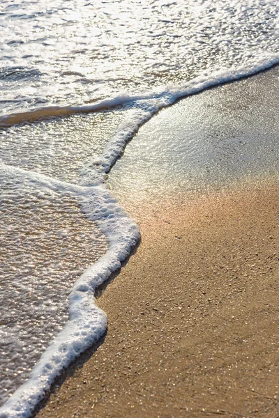 海の穏やかな波のパラダイス熱い熱帯気候砂浜ビーチ ロイヤリティフリーのストック写真