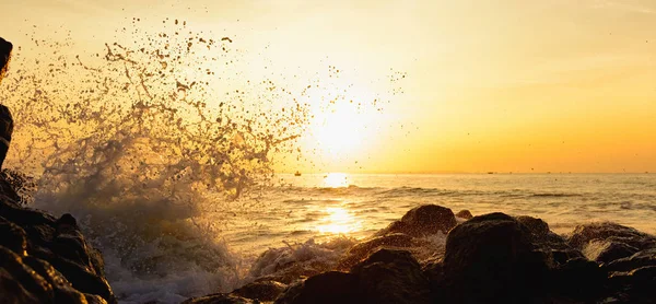 Aube Matin Sur Les Vagues Bord Mer Écrasent Contre Les — Photo