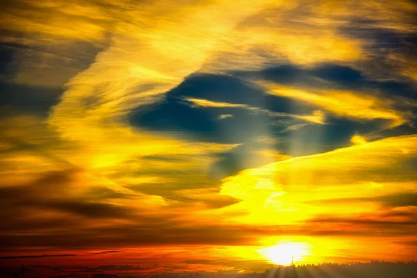 Declive Las Nubes Del Sol Con Los Rayos Fondo Colorido — Foto de Stock