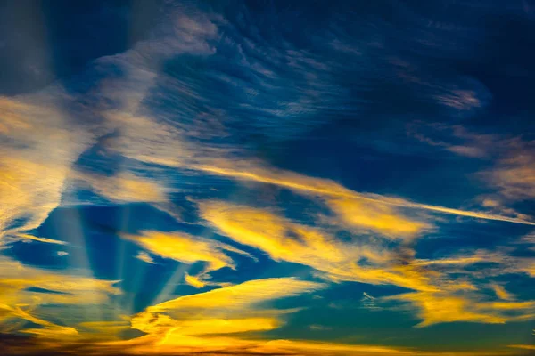 Rückgang Der Wolken Der Sonne Mit Strahlen Hintergrund Bunt — Stockfoto