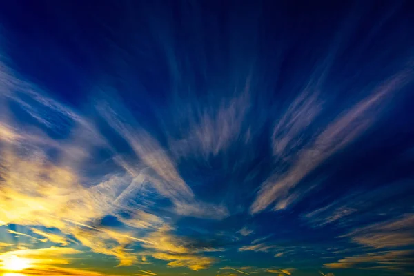 Declive Las Nubes Del Sol Con Los Rayos Fondo Colorido — Foto de Stock