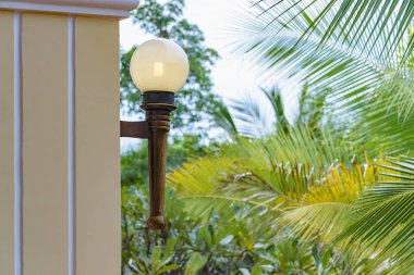 duvarda asılı bir ahşap sapı retro sokak lambası topa cam