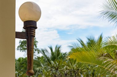 duvarda asılı bir ahşap sapı retro sokak lambası topa cam