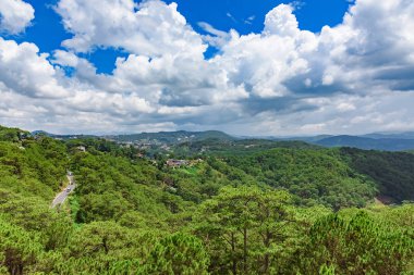 tropikal yeşil orman mavi gökyüzü bulutlar vietnam ile yükseklikten görüntülemek
