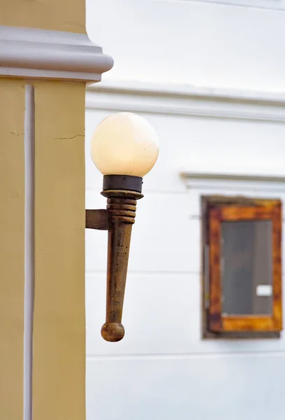 Skleněná Koule Dřevěnou Rukojetí Retro Pouliční Lampa Visí Zdi — Stock fotografie