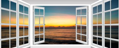 Perdeler açık ile pencere deniz manzarası üzerinde güzel gün batımı