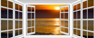 Perdeler açık ile pencere deniz manzarası üzerinde güzel gün batımı