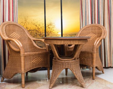 hasır rattan mobilya bir Resort otel odasının penceresinden gün batımı görünümü