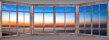 Perdeler açık ile pencere deniz manzarası üzerinde güzel gün batımı