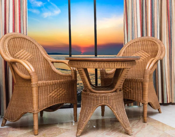 从度假村的酒店房间窗户可以看到日落的景色 度假村里有柳条藤制家具 — 图库照片
