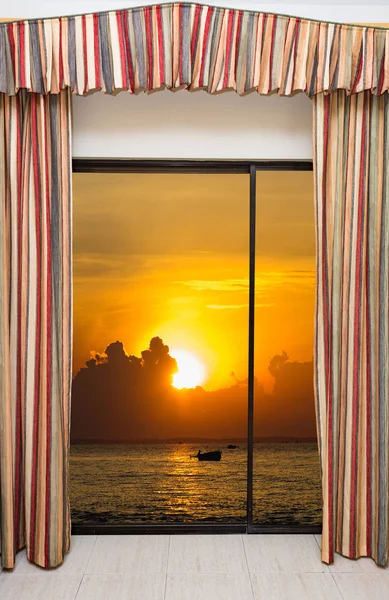 Belo Pôr Sol Vista Mar Partir Janela Com Cortinas Abertas — Fotografia de Stock