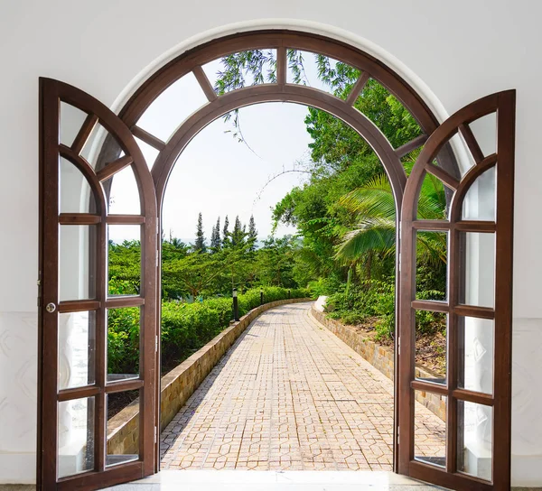 Puerta Abierta Puerta Arco Callejón Las Palmeras Día Soleado Verano —  Fotos de Stock