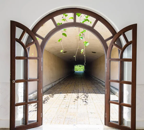 Puerta Madera Abierta Arco Entrada Túnel —  Fotos de Stock