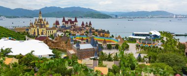Vinpearl toprak, Nha Trang, Vietnam - 03 Ekim 2018: Vinpearl Hn Tre adada yalan ülkesidir bir su parkı, eğlence parkı ve Nha Trang Otelleri 5 yıldızlı bir Resort Island