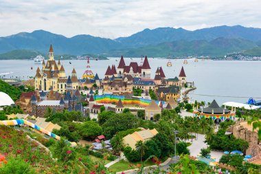 Vinpearl toprak, Nha Trang, Vietnam - 03 Ekim 2018: Vinpearl Hn Tre adada yalan ülkesidir bir su parkı, eğlence parkı ve Nha Trang Otelleri 5 yıldızlı bir Resort Island