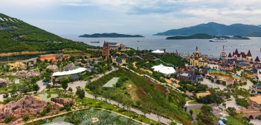 Vinpearl toprak, Nha Trang, Vietnam - 03 Ekim 2018: Vinpearl Hn Tre adada yalan ülkesidir bir su parkı, eğlence parkı ve Nha Trang Otelleri 5 yıldızlı bir Resort Island