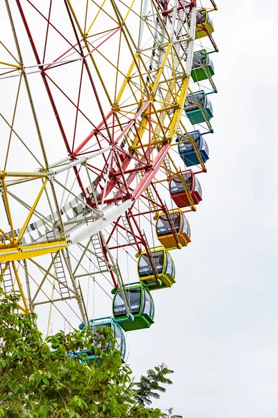 巨大的现代五颜六色明亮的摩天轮在一个游乐园上的天空背景 — 图库照片