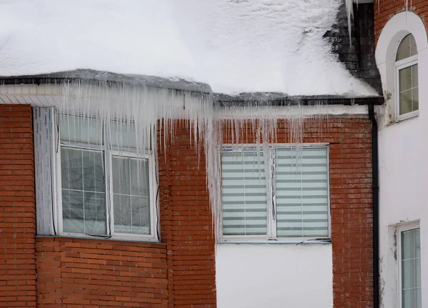 Μακρά Icicles Που Κρέμονται Από Την Οροφή Του Σπιτιού — Φωτογραφία Αρχείου