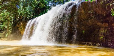 doğal güzel dağ şelale orman park Vietnam Gölü ile