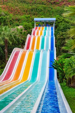 Renkli plastik su kaydırağı aqua Park.
