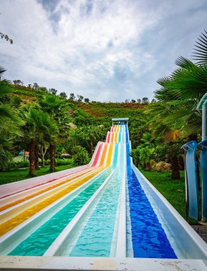Renkli plastik su kaydırağı aqua Park.