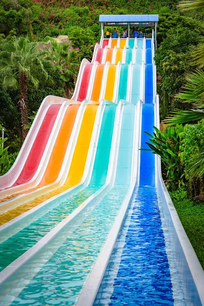 Bunte Kunststoff Wasserrutschen Aquapark — Stockfoto