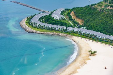 üst üste kum plajındaki Island bungalow resort