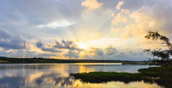 Paradis Coucher Soleil Coloré Sur Lac Reflet Des Nuages Dans — Photo