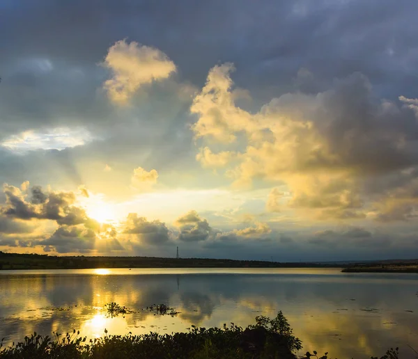 Paradis Coucher Soleil Coloré Sur Lac Reflet Des Nuages Dans — Photo