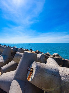 Beton malzeme dalgakıran deniz kıyısı üzerinde bay kasırga korur. Tropik iyi güneşli hava, Vietnam, Güney Çin Denizi