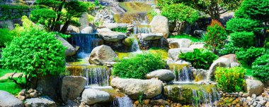 Vietnam park yemyeşil zengin bitki örtüsü ile bir yapay şelale vardır. Su altına taşlar arasında güneşli havalarda basamaklı düşüyor
