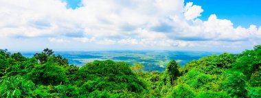 tropikal yeşil orman mavi gökyüzü bulutlar vietnam ile yükseklikten görüntülemek