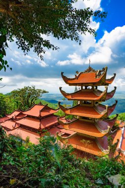 Vietnam Asya Budist tapınağı pagoda, çok katlı, kırmızı kiremit, nefes kesen yüksek dağlar. Oryantal kültür, güzel bir atmosfer zengin bir geçmişi