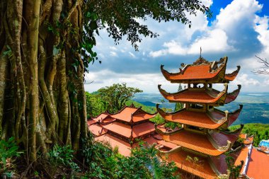 Vietnam Asya Budist tapınağı pagoda, çok katlı, kırmızı kiremit, nefes kesen yüksek dağlar. Oryantal kültür, güzel bir atmosfer zengin bir geçmişi