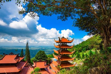 Vietnam Asya Budist tapınağı pagoda, çok katlı, kırmızı kiremit, nefes kesen yüksek dağlar. Oryantal kültür, güzel bir atmosfer zengin bir geçmişi
