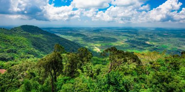 tropikal yeşil orman mavi gökyüzü bulutlar vietnam ile yükseklikten görüntülemek