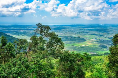 tropikal yeşil orman mavi gökyüzü bulutlar vietnam ile yükseklikten görüntülemek