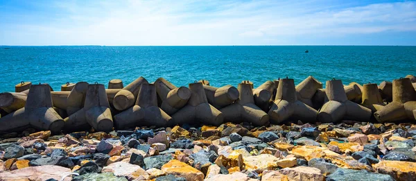 Beton Malzeme Dalgakıran Deniz Kıyısı Üzerinde Bay Kasırga Korur Tropik — Stok fotoğraf