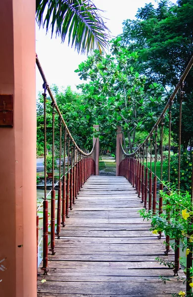 Estrecho Puente Madera Suspendido Cuelga Una Cuerda Sobre Agua Parque — Foto de Stock