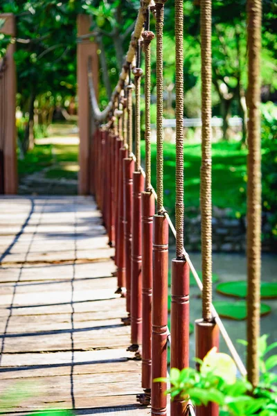 Wąskie Zawieszone Drewniany Most Wisi Sznurku Nad Wodą Tropikalny Park — Zdjęcie stockowe